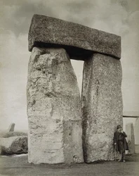 Un pastor posando en Stonehenge en Salisbury Plain